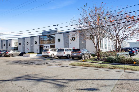 Commerce Court: 2901 Ridgelake Dr, Metairie, LA 70002